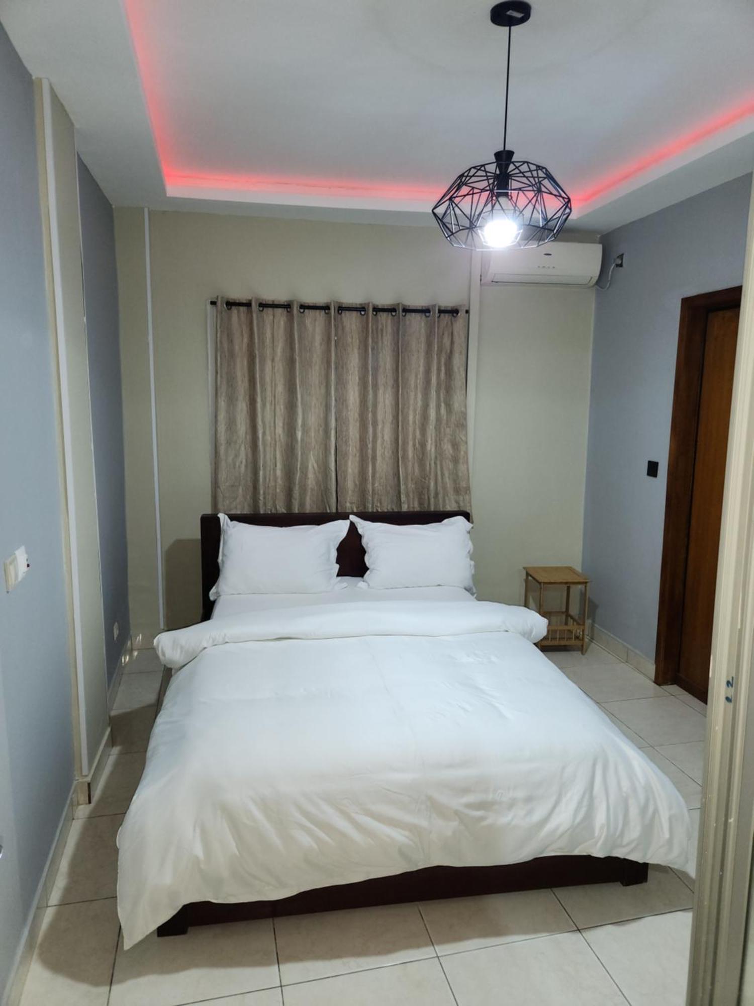 Meuble 1Ch 2E Ch Dispo Avec Un Supplement E1D Apartment Douala Exterior photo