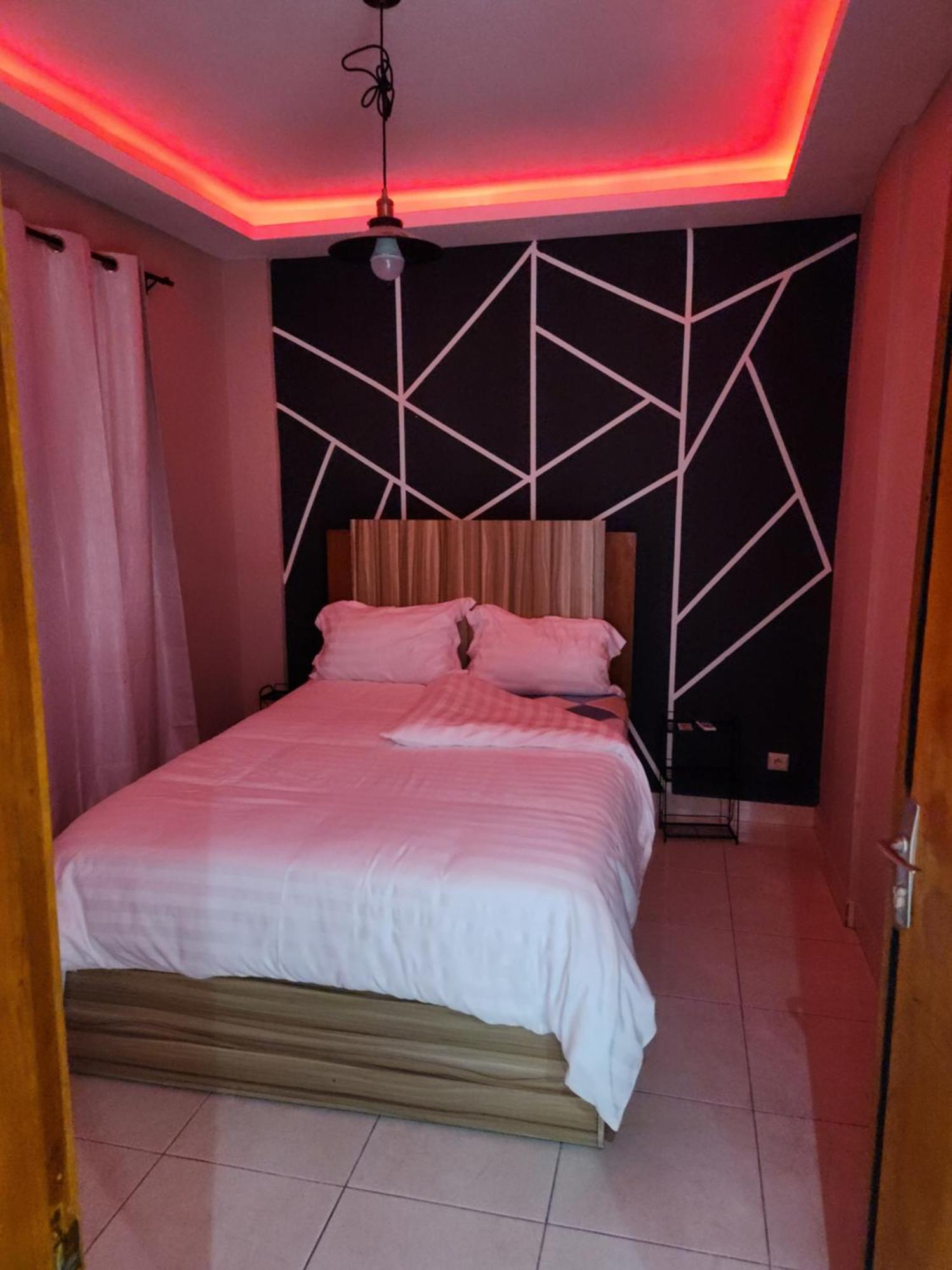 Meuble 1Ch 2E Ch Dispo Avec Un Supplement E1D Apartment Douala Exterior photo